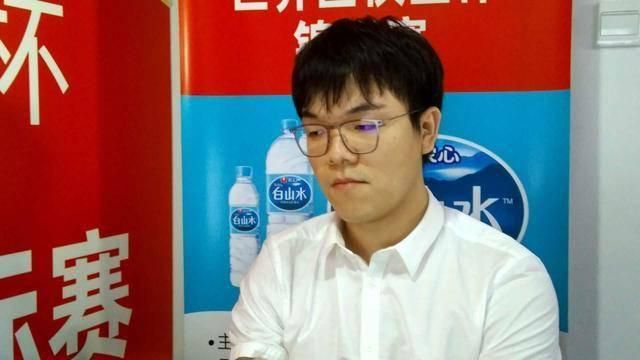 见面会上，甄子丹不仅爆料自己的新角色很;特殊，在学校一言不合就动手，更表示影片会直面学生问题，希望给社会带去正能量，引起现场阵阵掌声